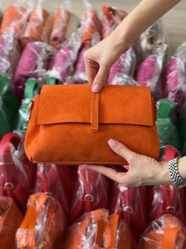 Замшевая кроссбоди на три отделения оранжевая